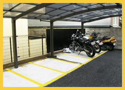 屋根付きの大型バイク専用駐車場