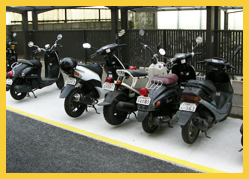 屋根付きのスクーター専用駐車場